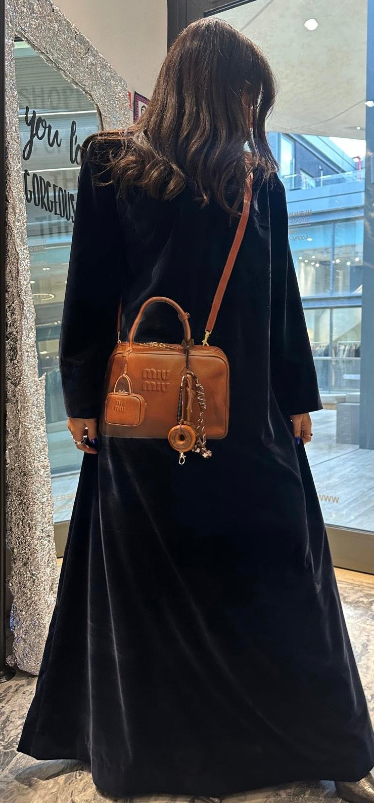 Elegant velvet kaftan with brown bag and real charm