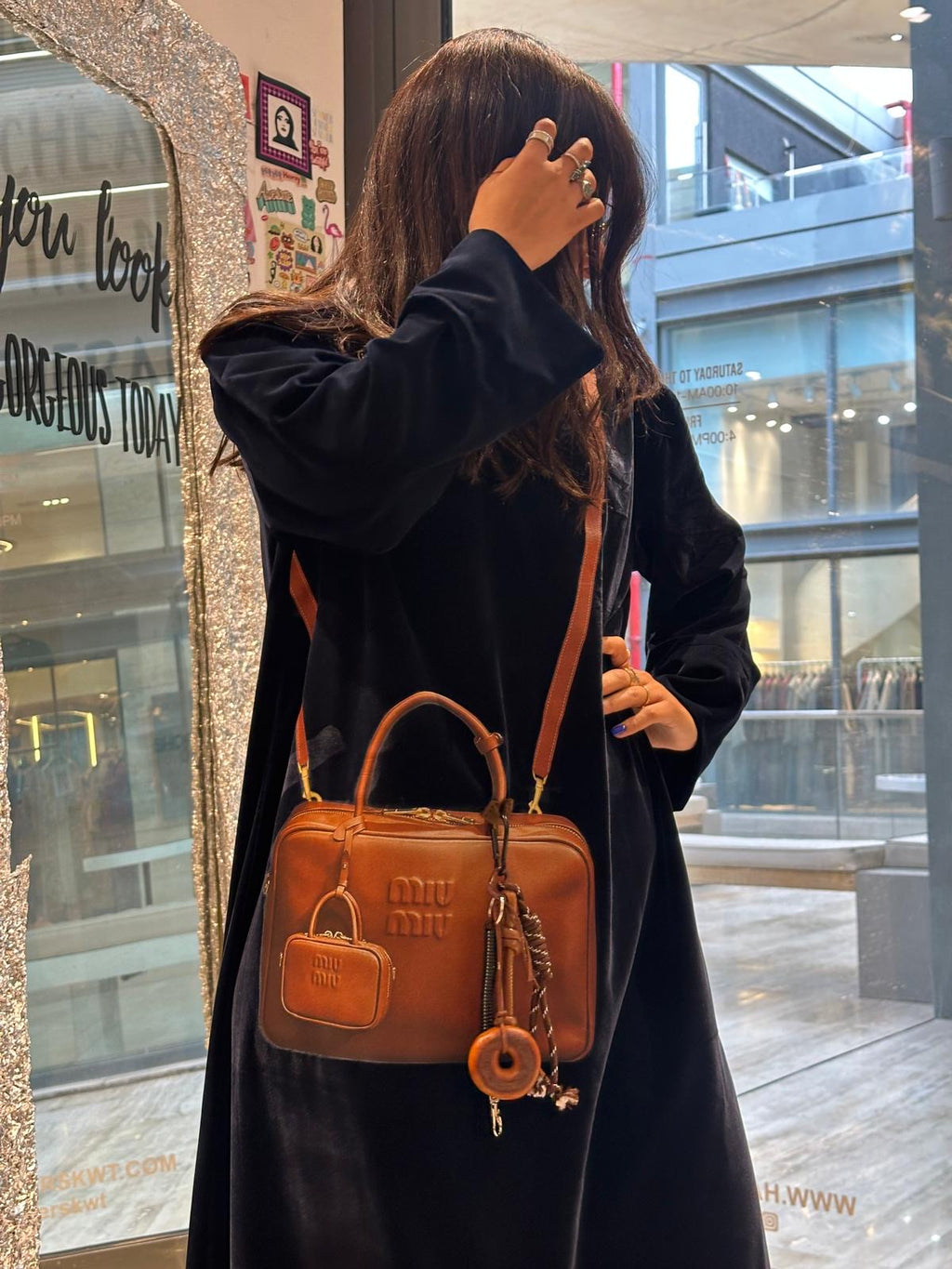 Elegant velvet kaftan with brown bag and real charm