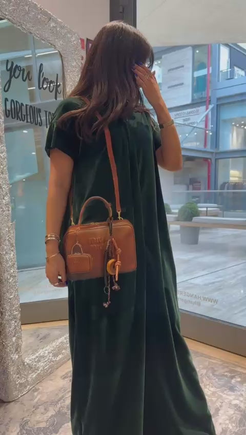 Elegant velvet jumpsuit with brown bag and real charm